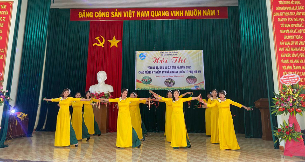 Cán bộ, hội viên phụ nữ huyện Lâm Hà biểu diễn dân vũ hưởng ứng Tuần lễ Áo dài năm 2023