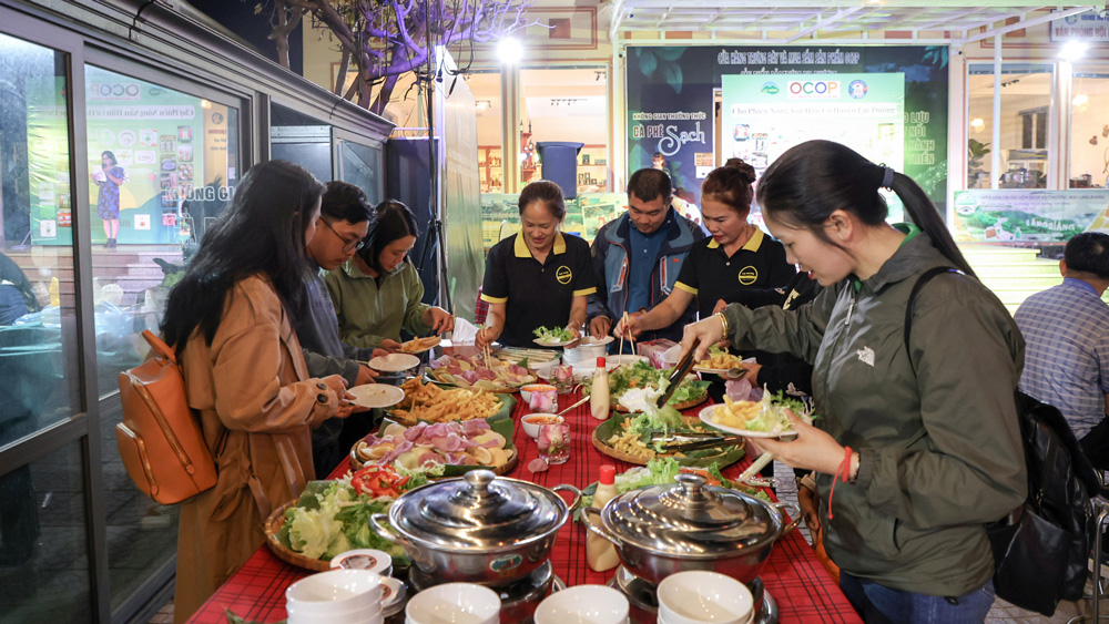 Đông vui nhất là khu vực Buffet rau