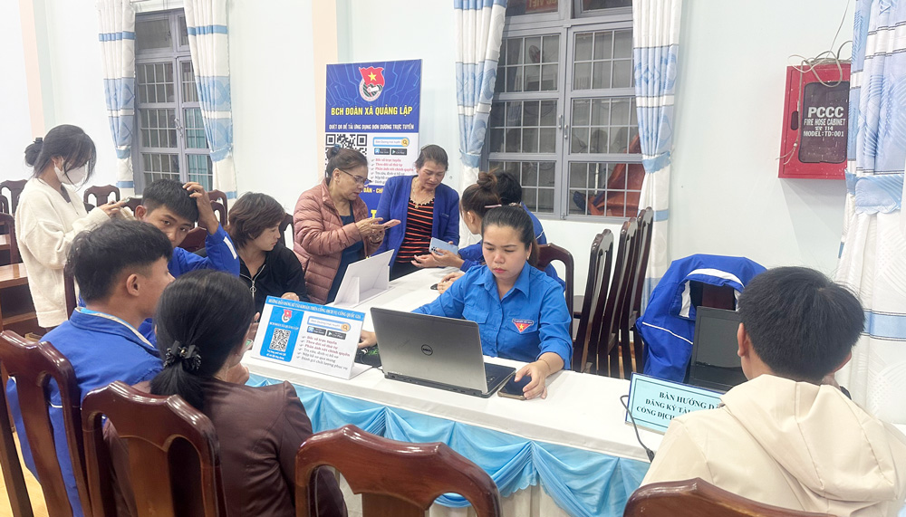 Đoàn viên của xã hướng dẫn người dân thôn Quảng Hoà cài đặt và sử dụng chuyển đổi số nhằm hỗ trợ xây dựng “thôn thông minh”