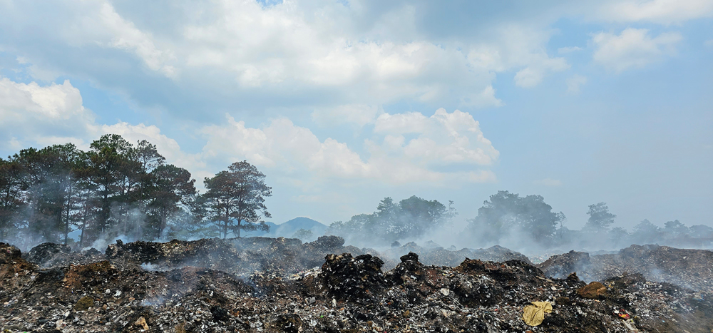 Sau nhiều ngày xảy ra vụ cháy, lửa vẫn cháy âm ỉ tại bãi rác huyện Bảo Lâm