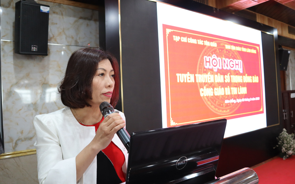 Bà Trần Thị Hương – Phó Tổng Biên tập Tạp chí Công tác Tôn giáo phát biểu tại hội nghị