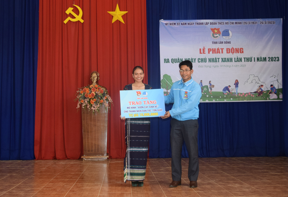 Anh Ndu Ha Biên – Phó Bí thư Tỉnh Đoàn Lâm Đồng, trao tặng mô hình “Vườn cây sinh kế” cho thanh niên dân tộc, tôn giáo