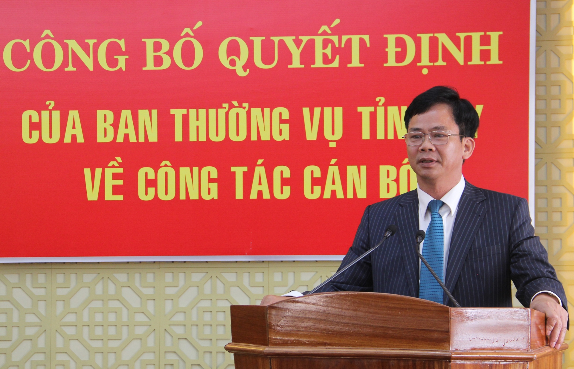 Đồng chí Nguyễn Văn Sơn – Tân Bí thư Huyện ủy Lâm Hà thay mặt các động chí được nhận quyết định điều động phát biểu tại Hội nghị