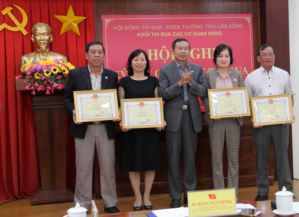 Trao bằng khen của Chủ tịch UBND tỉnh cho các tập thể trong Khối đã có thành tích xuất sắc trong phong trào thi đua yêu nước tỉnh Lâm Đồng năm 2022