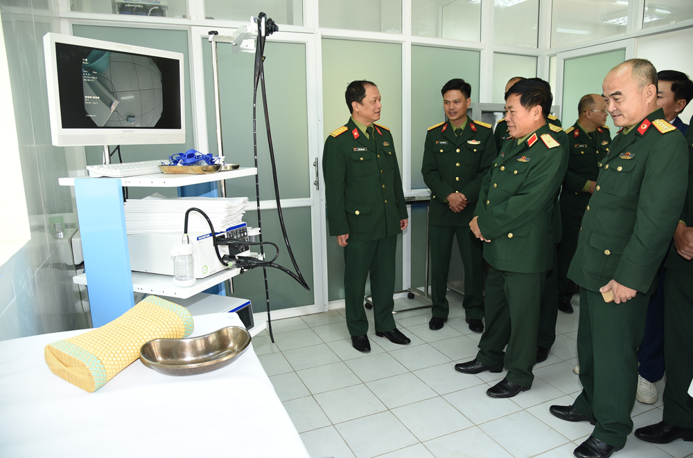 Thiếu tướng Đậu Văn Nậm - Phó Chính ủy Học viện Lục quân tham quan hệ thống máy móc của chuyên ngành nội soi tiêu hóa tại Bệnh xá Học viện Lục quân