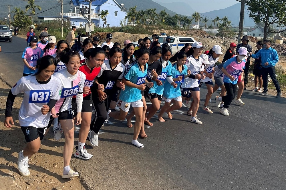 Ngoài hưởng ứng Ngày chạy Olympic vì sức khoẻ toàn dân, huyện Đơn Dương còn tổ chức Giải Việt dã truyền thống lần thứ XIV thu hút 129 vận động viên nam nữ của 20 đội tham gia