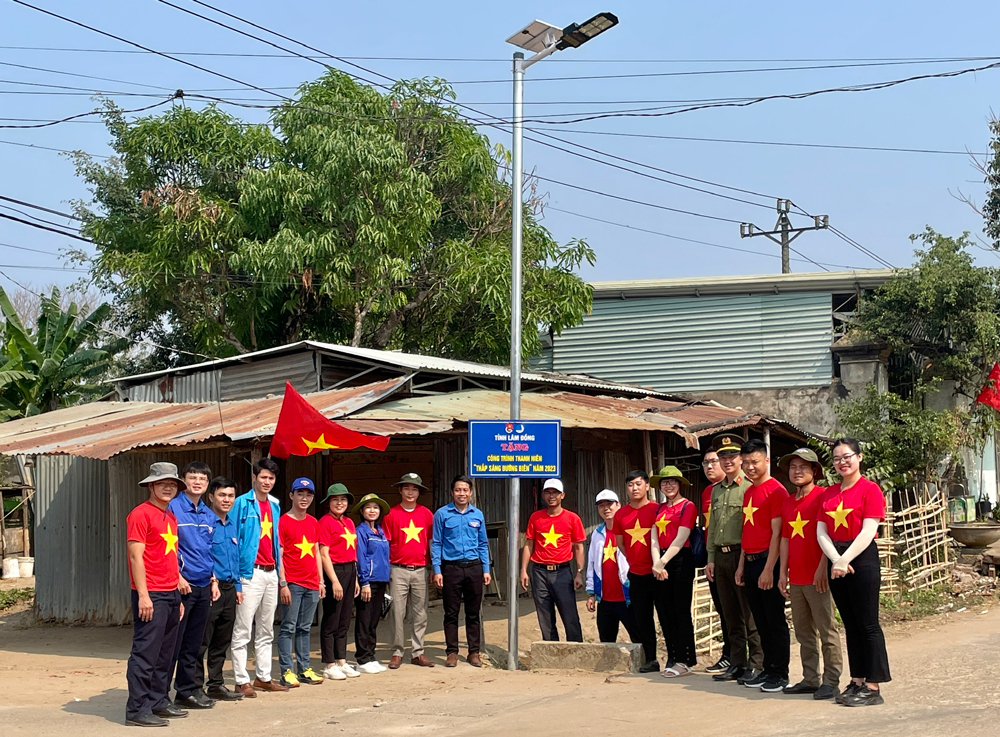 Tỉnh Đoàn - Hội LHTN Việt Nam tỉnh Lâm Đồng trao tặng Công trình thanh niên Thắp sáng đường biên tại xã Đăk Xú 