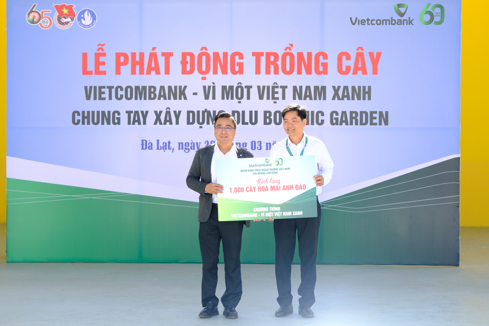 Đại diện Ngân hàng Viecombank chi nhánh Lâm Đồng tặng bảng biểu trưng 1.000 cây xanh cho Trường Đại học Đà Lạt