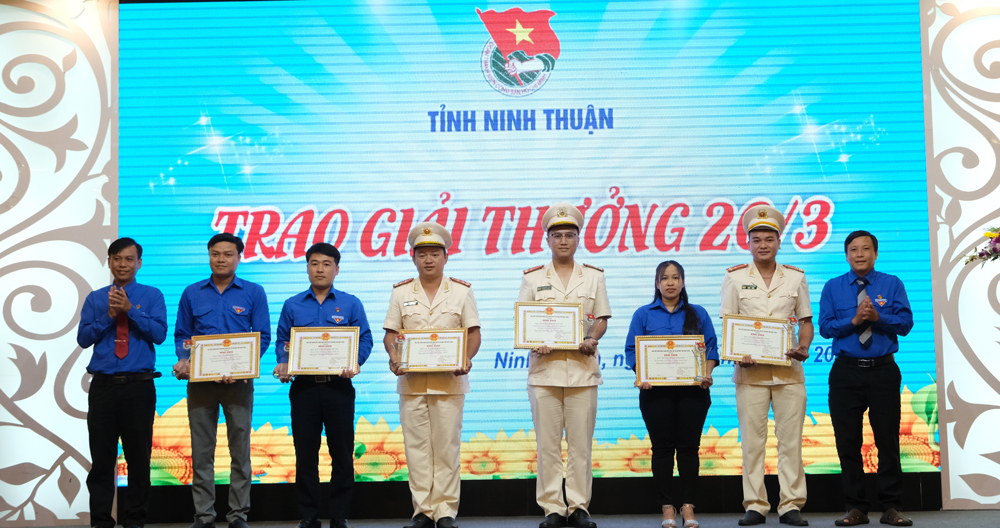 Trao Giải thưởng 26/3 cho cán bộ Đoàn cơ sở tiêu biểu của tỉnh Ninh Thuận