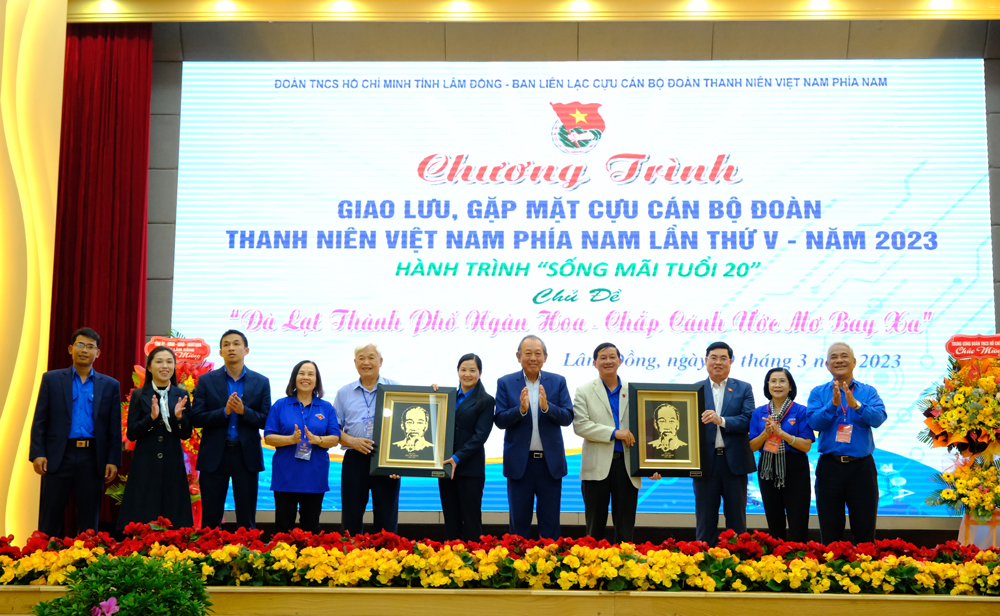 Ban Liên lạc Cựu cán bộ Đoàn Thanh niên Việt Nam phía Nam tặng quà lưu niệm cho Tỉnh Lâm Đồng
