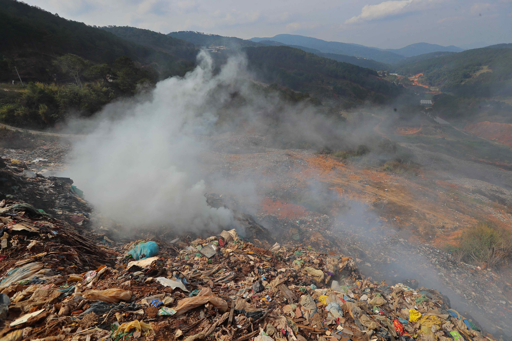 Sau cơn mưa lớn, bãi rác Cam Ly vẫn cháy âm ỉ
