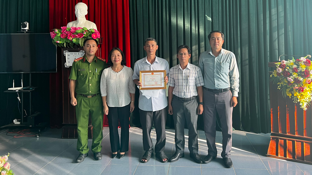 Tặng giấy khen của Chủ tịch UBND huyện Đạ Tẻh cho anh Huân