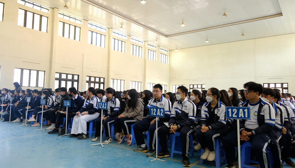 Học sinh khối 12 Trường THPT Bùi Thị Xuân tham gia buổi tư vấn tuyển sinh quân sự năm 2023