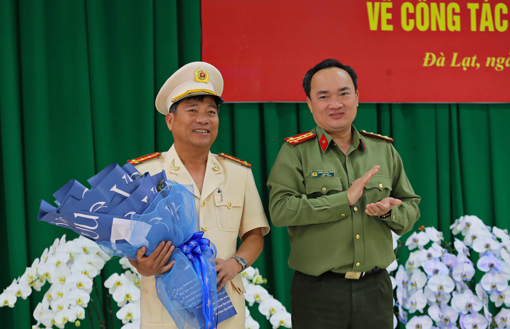 Đại tá Trương Minh Đương - Giám đốc Công an tỉnh Lâm Đồng tặng hoa chúc mừng Đại tá Nguyễn Tấn Vũ được điều động giữ chức vụ Trưởng Công an TP Bảo Lộc