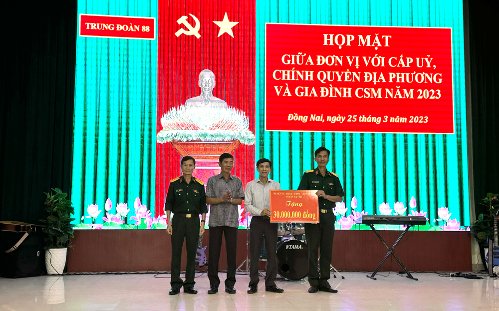 Huyện ủy, HĐND, UBND, Ủy ban MTTQ Việt Nam huyện Đạ Tẻh tặng 30 triệu đồng cho Trung đoàn BB88