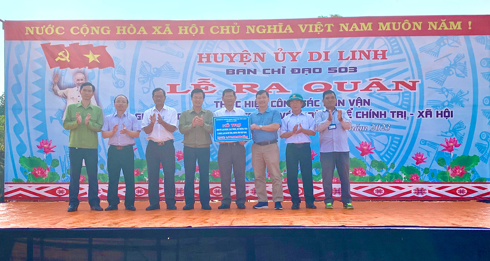Lãnh đạo huyện Di Linh trao biểu trưng hỗ trợ kinh phí xây dựng các công trình trên địa bàn xã Đinh Trang Hoà