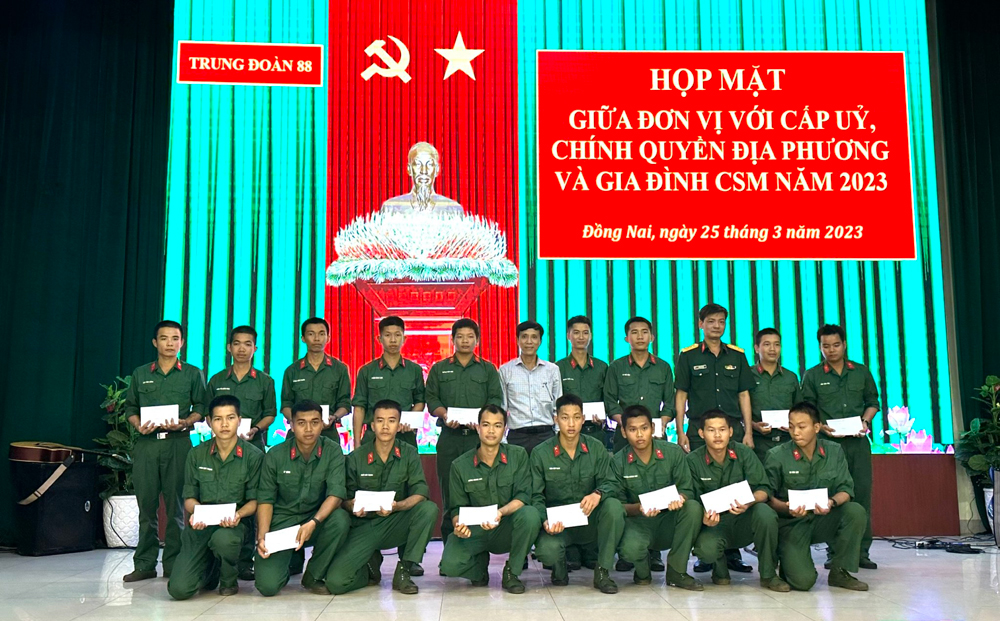 Lãnh đạo huyện Đạ Tẻh thăm, tặng quà cho các chiến sĩ mới