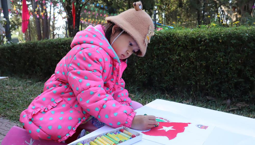 Các em thiếu nhi tham gia Hội thi vẽ tranh với chủ đề Đoàn TNCS Hồ Chí Minh trong ánh mắt trẻ thơ