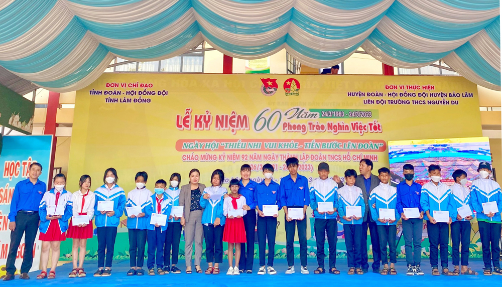 Trao tặng học bổng cho học sinh huyện Bảo Lâm