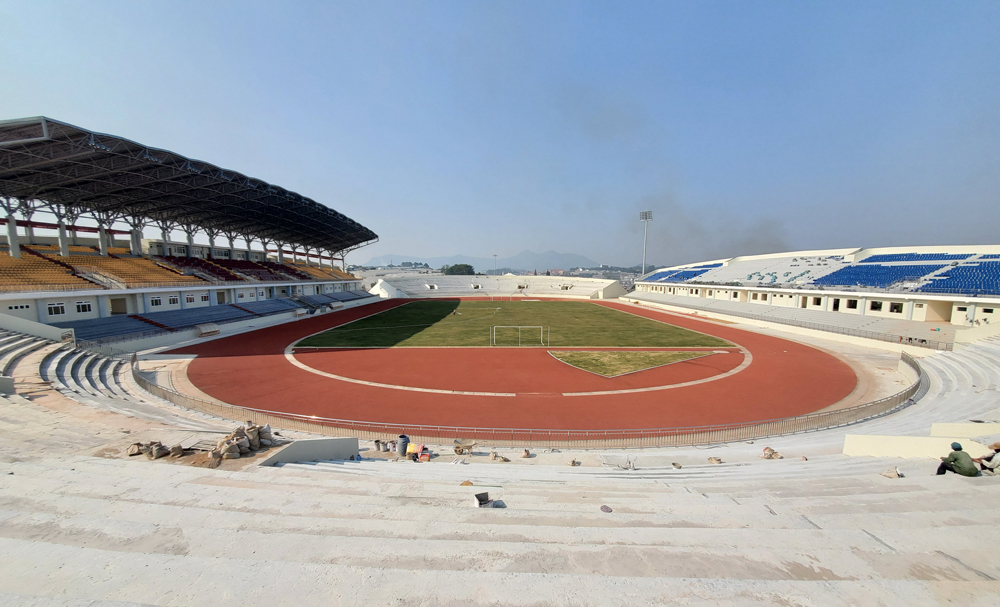 Sân vận động Đà Lạt vẫn chưa hoàn thành theo kế hoạch vì nhà thầu thi công chậm tiến độ. Ảnh chụp đầu năm 2022. Ảnh chụp tháng 3/2023
