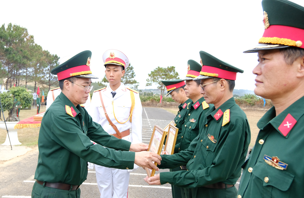 Đại tá Trần Văn Khương trao bằng khen của Quân khu 7 cho các đơn vị có thành tích xuất sắc năm 2022