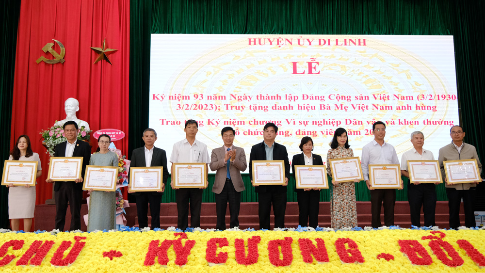 Đồng chí Đinh Văn Tuấn - Bí thư Huyện ủy Di Linh trao giấy khen cho các tổ chức Đảng hoàn thành xuất sắc nhiệm vụ năm 2022
