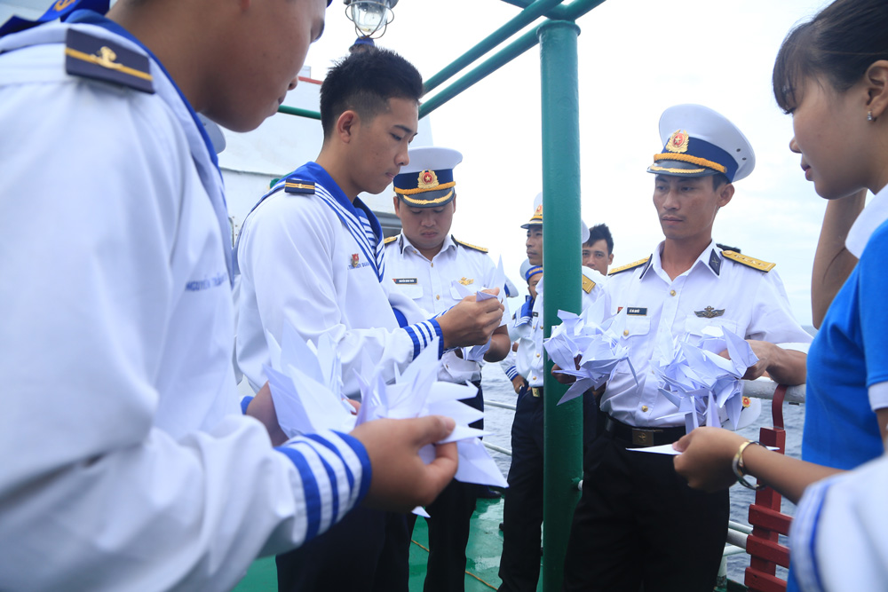 Làm hạc giấy thả xuống biển để tưởng nhớ 64 anh hùng liệt sỹ hy sinh anh dũng tại quần đảo Trường Sa trong đợt đoàn nhà báo Trung ương thăm quần đảo Trường Sa cuối năm 2018