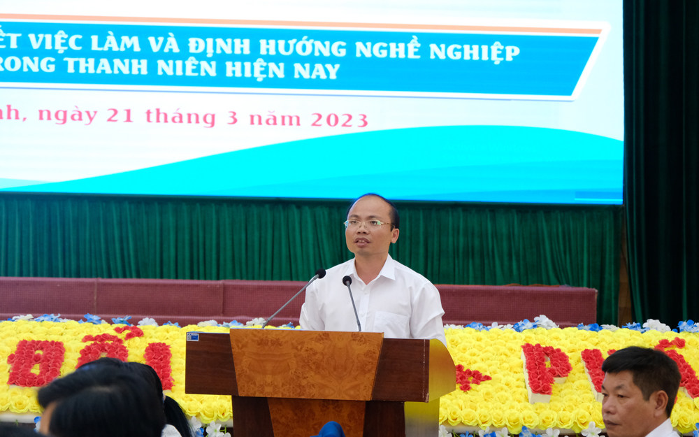 Đồng chí Trần Đức Công – Chủ tịch UBND huyện trả lời các ý kiến của thanh niên đặt ra tại buổi đối thoại