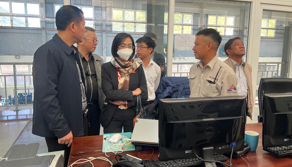 Đoàn giám sát của Đoàn ĐBQH đi khảo sát thực tế tại Nhà máy Thuỷ điện Yan Tann Sien