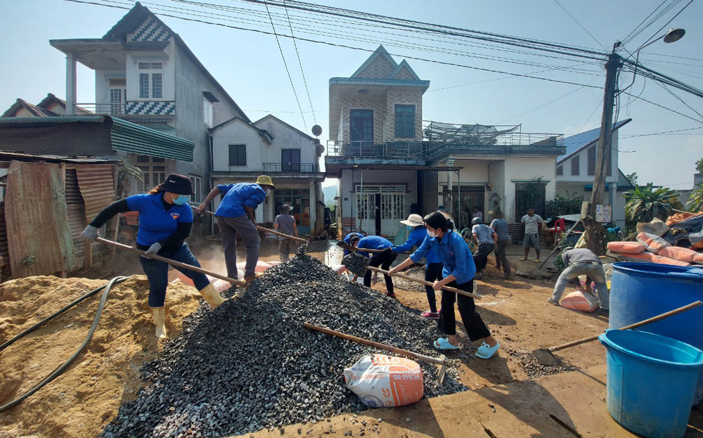 Lực lượng thanh niên tham gia tích cực các hoạt động dân vận tập trung tại xã Đinh Trang Hoà