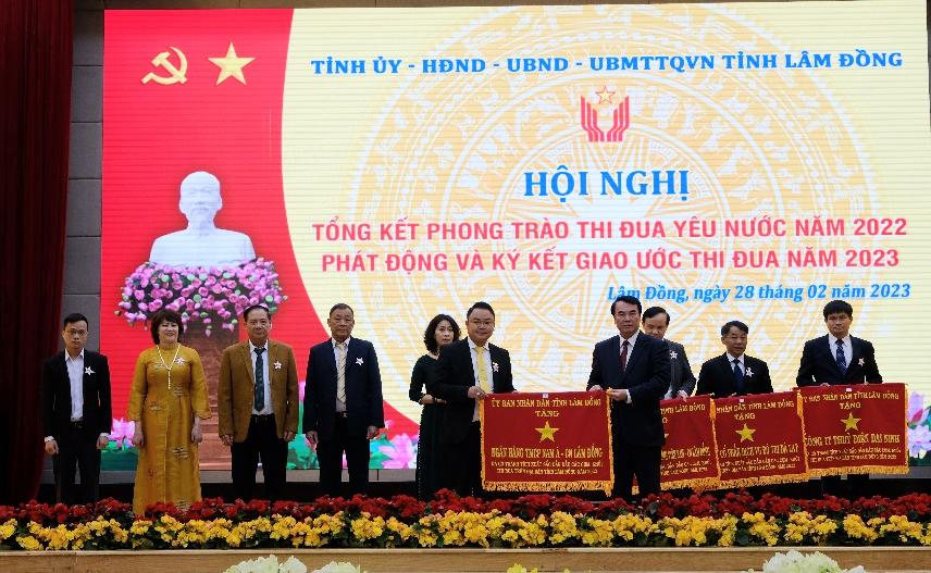 Nam A Bank Lâm Đồng nhận Cờ thi đua của UBND tỉnh