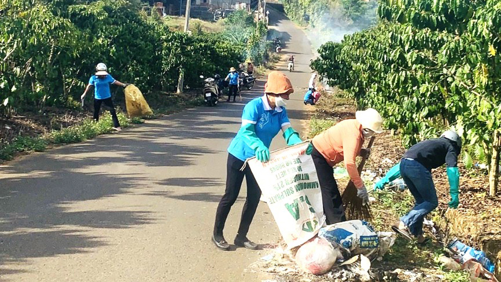 Hội viên Hội Liên hiệp Phụ nữ TP Bảo Lộc tích cực ra quân tổng vệ sinh môi trường, làm đẹp cảnh quan