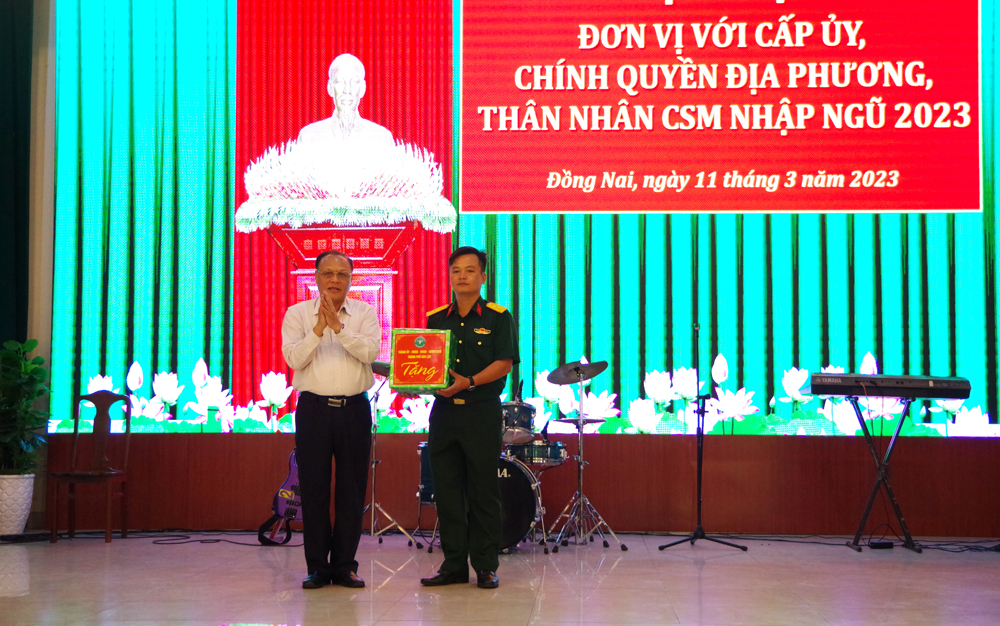 Lãnh đạo TP Bảo Lộc tặng quà cán bộ, chiến sĩ Trung đoàn 88 nhân dịp đến thăm, động viên chiến sĩ mới