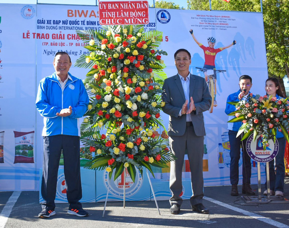 Ông Nguyễn Tiến Hải - Phó Giám đốc Sở Văn hóa Thể thao và Du lịch Lâm Đồng thay mặt lãnh đạo tỉnh Lâm Đồng trao lẵng hoa cho Ban tổ chức giải