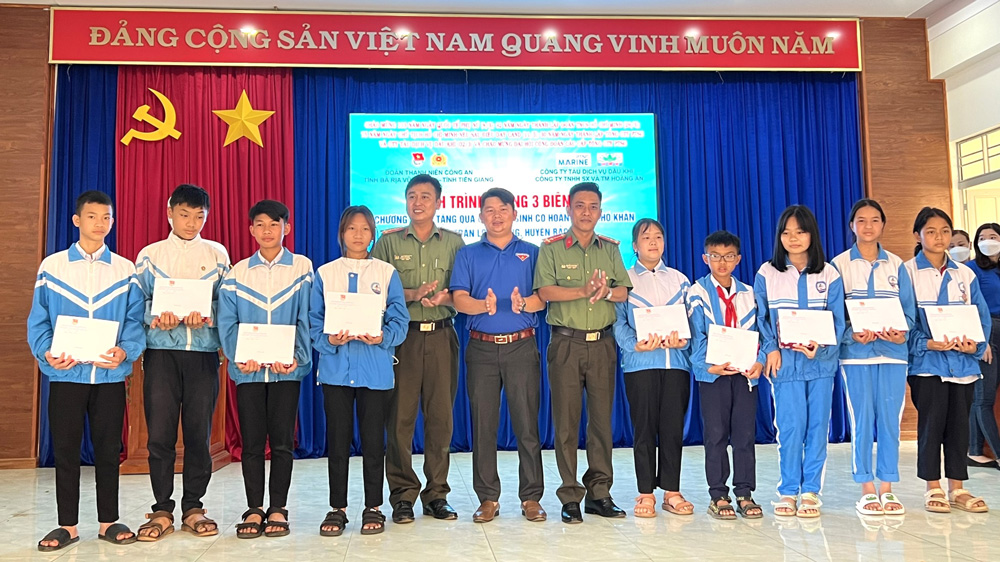 Bảo Lâm: Hành trình Tháng Ba biên giới, trao tặng 60 suất học bổng cho học sinh khó khăn