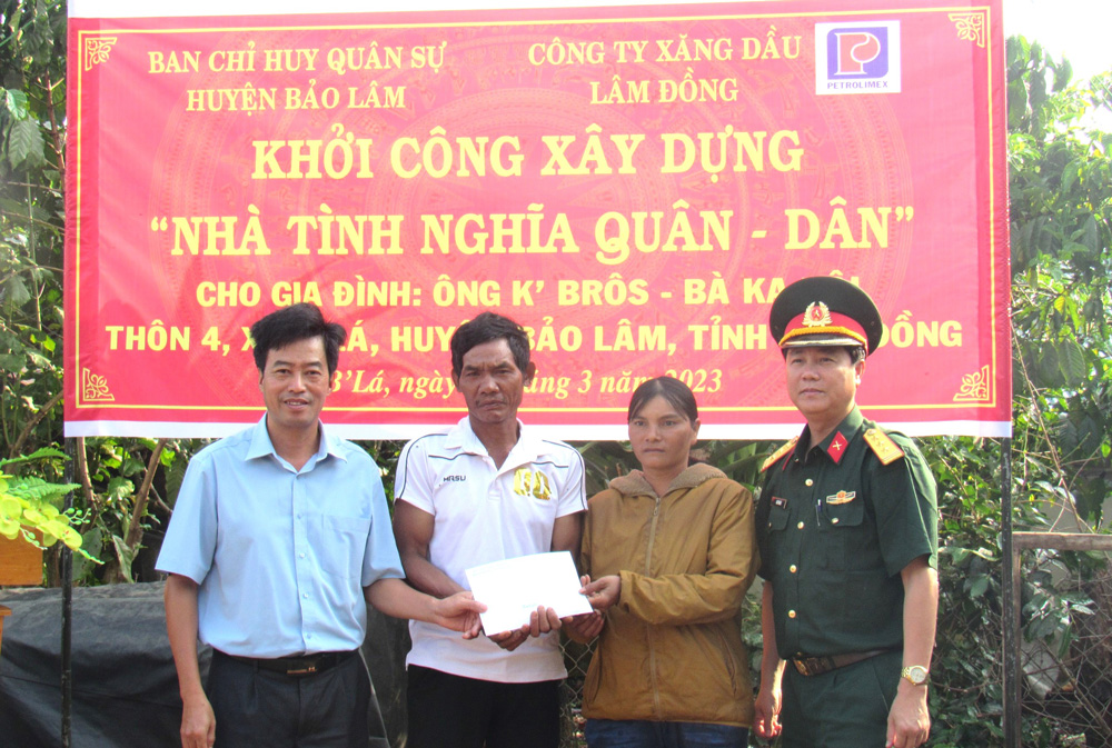 Ban Chỉ huy Quân sự huyện Bảo Lâm cùng nhà tài trợ trao kinh phí xây nhà cho gia đình ông K’Bros