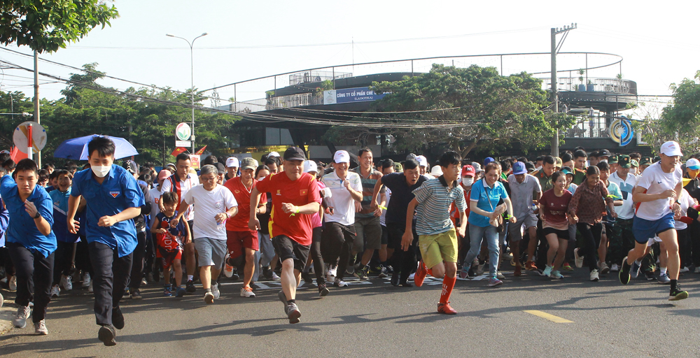 Đông đảo vận động viên ở Bảo Lộc tham gia Ngày chạy Olympic vì sức khoẻ toàn dân 