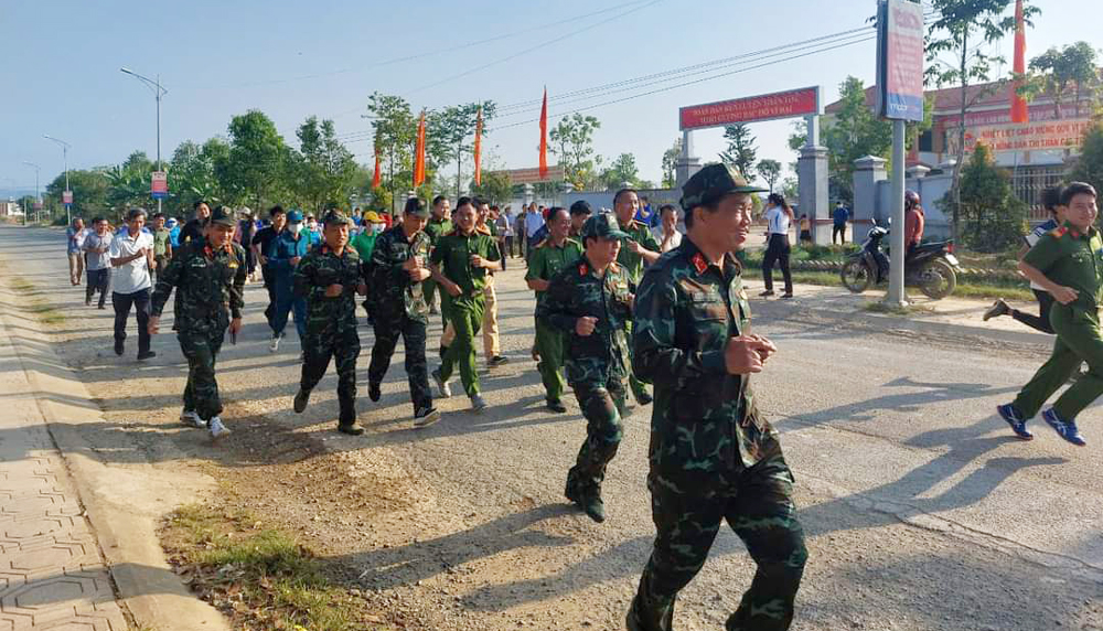 Đông đảo cán bộ, công chức và các tầng lớp Nhân dân tại thị trấn Cát Tiên tham gia hưởng ứng Ngày chạy Olympic vì sức khỏe toàn dân