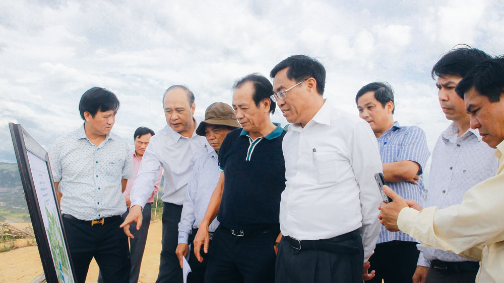 Phó Chủ tịch UBND tỉnh Võ Ngọc Hiệp kiểm tra dự án của công ty TNHH Hồng Lam Madagui