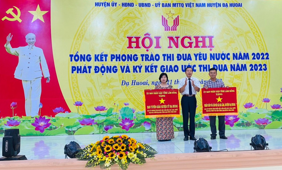 Tặng Cờ thi đua của UBND tỉnh cho Nhân dân và cán bộ xã Hà Lâm và Ban Tuyên Giáo Huyện ủy