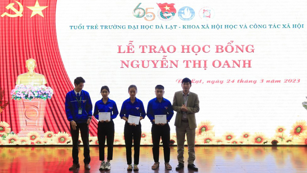 Trường Đại học Đà Lạt trao học bổng của cựu sinh viên cho các bạn sinh viên