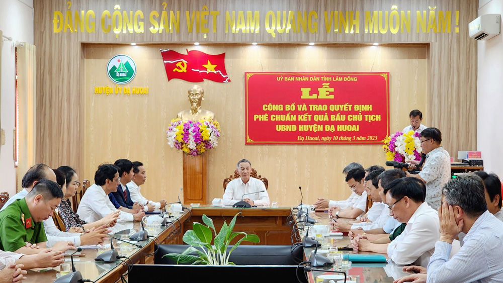 Chủ tịch UBND tỉnh Trần Văn Hiệp chủ trì buổi lễ Công bố và trao quyết định phê chuẩn kết quả bầu Chủ tịch UBND huyện Đạ Huoai