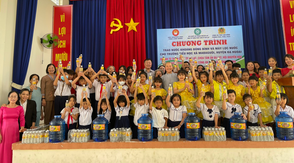 Trao trao máy lọc nước cho một số trường học các huyện phía Nam