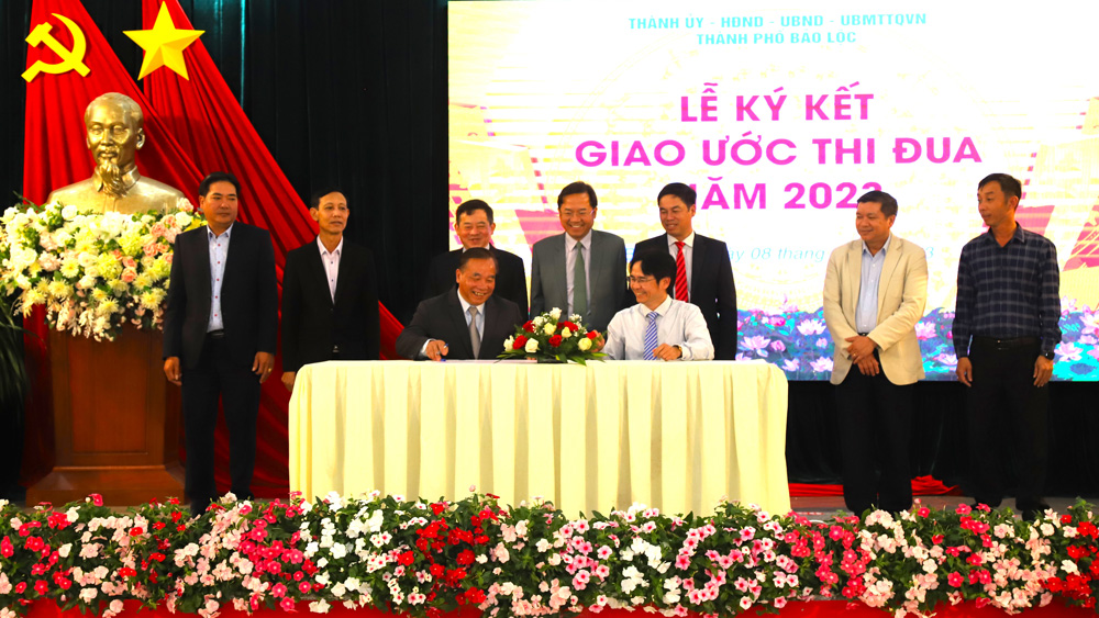 Đại diện các cụm thi đua trên địa bàn TP Bảo Lộc ký giao ước thi đua năm 2023