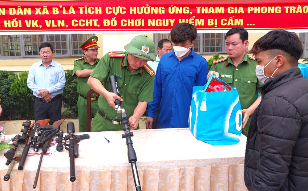 Bảo Lâm: Người dân đổi vũ khí, công cụ hỗ trợ lấy quà