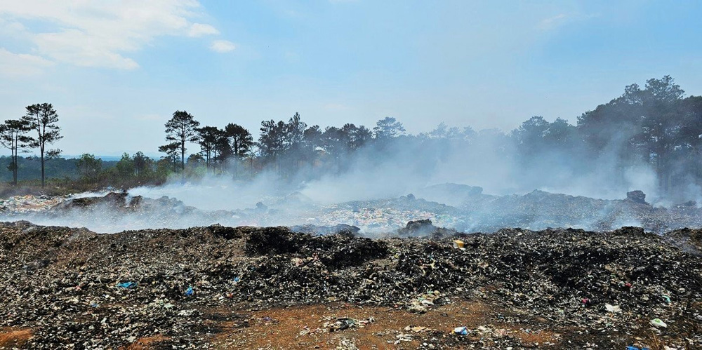 Toàn bộ bề mặt bãi rác tập trung huyện Bảo Lâm cháy âm ỉ, khói bốc lên nghi ngút trong thời gian dài