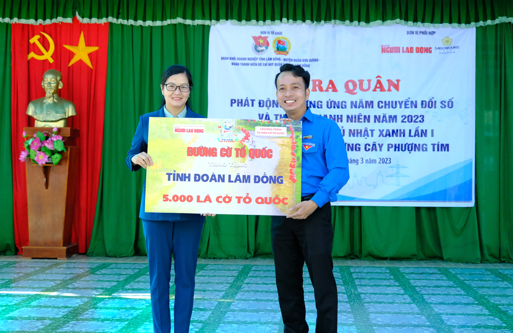 Báo Người Lao Động trao tặng 5.000 lá cờ Tổ quốc cho Tỉnh Đoàn Lâm Đồng