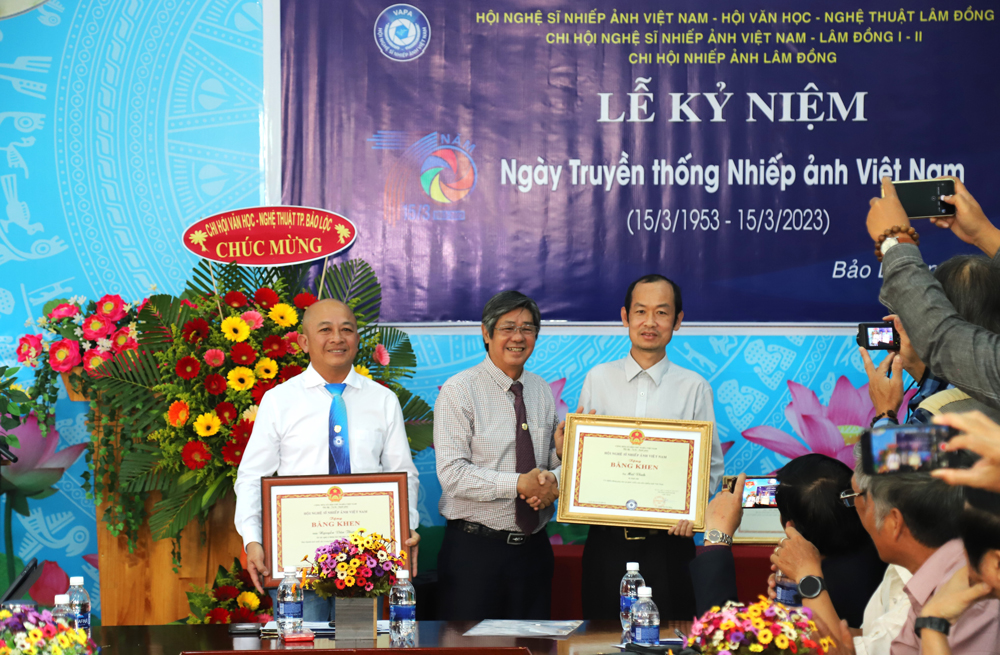 Trao bằng khen của Hội NSNA Việt Nam cho các cá nhân