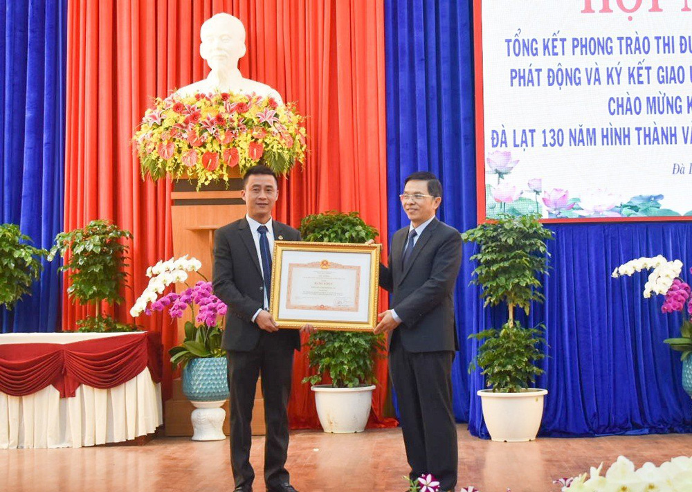 Phòng Nội vụ TP Đà Lạt nhận Bằng khen của Thủ tướng Chính phủ