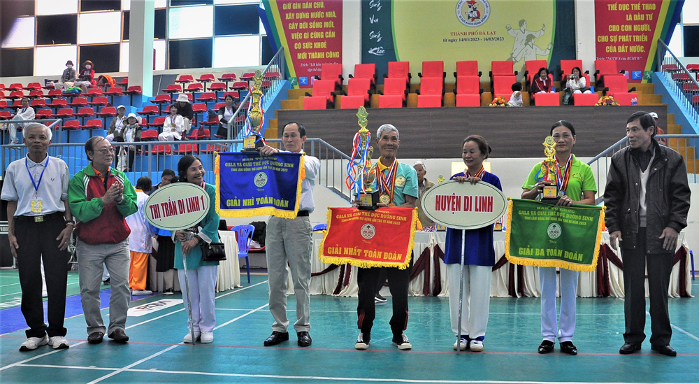 Trao cúp, cờ cho 3 đội dẫn đầu toàn đoàn giải tỉnh Lâm Đồng 